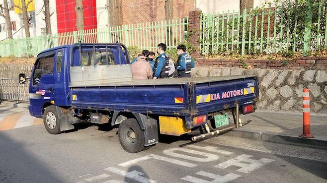 지난해 3월 15일, 8일에 이어 대구 달서구의 또 다른 여고 앞에 나타난 A 씨. (사진='실시간 대구' 페이스북)