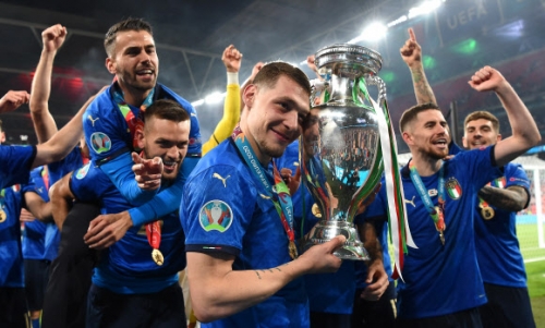 유로2020에서 우승한 뒤 트로피를 들고 기뻐하는 이탈리아 대표팀 선수들. EPA 연합뉴스