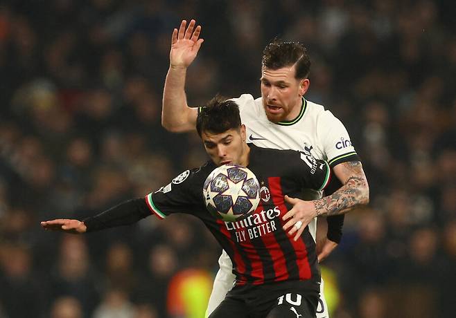 ▲ AC밀란과 UCL 16강 2차전에 출전한 피에르 에밀 호이비에르(사진 오른쪽). ⓒ연합뉴스/Reuters