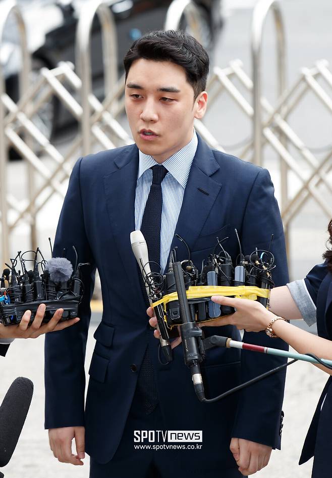 The recent news has been reported after the release of Seungri (Lee Seung-hyun, 33), a former member of the group Big Bang.According to the report on the 22nd, the victory has been the same as before after the release in February.Seungri was named as a key figure in the so-called  ⁇ Burning Sun Gate ⁇ , which began in 2019 at Sams Club Burning Sun, and was put on trial on a total of nine charges, including habitual gambling, prostitution mediation and embezzlement.After a court battle that went all the way to the Supreme Court, the court admitted all charges of victory in May last year and confirmed a year and a half in prison.The victory, which was imprisoned in a military prison, was transferred to Yeoju prison, a private prison, after the sentence was finalized, and was released quietly after filling the remaining sentence.According to officials, the victory is said to be enjoying a normal life in a relatively bright state after release.After he was released from prison, he contacted people who were close to him in the entertainment industry. An official said, I have been in touch with him to see how he is doing. He sounded calm, but he seemed to be as bright as ever.Another official commented Carefully that the victory still did not abandon his affection for Sams Club.The official said that the winner called the acquaintances such as entertainers and suggested that they go to Sams Club.Sams Club, which he was running, started with Burning Sun, but he still loves Sams Club, which is still victorious.Victory promised to change with tears in last years trial.  ⁇  I have had time to reflect on myself for the past three years and I promise to be reborn with this work.