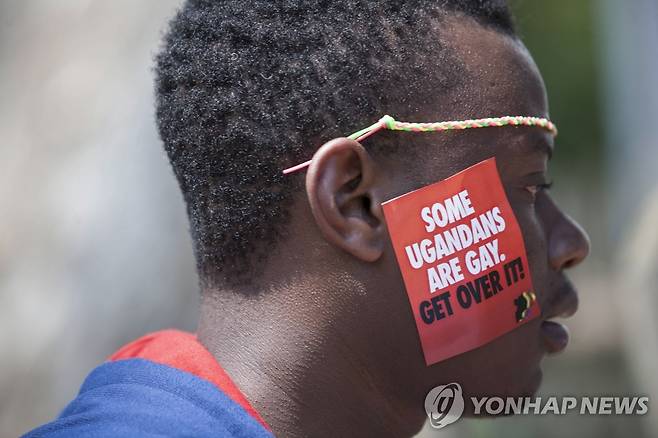 우간다 성소수자 인권 시위에 참석한 남성이 볼에 동성애를 인정하라는 메시지가 담긴 메모를 붙인 모습. [AP 연합뉴스 자료사진. 재판매 및 DB 금지]