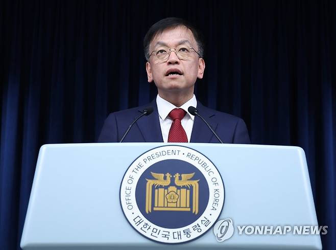 미국 반도체법, 공동주택 공시가격 관련 브리핑하는 최상목 경제수석 (서울=연합뉴스) 임헌정 기자 = 최상목 대통령실 경제수석이 22일 오후 서울 용산 대통령실 청사에서 미국 반도체법 가드레일 조항과 공동주택 공시가격 관련 브리핑을 하고 있다. 2023.3.22 kane@yna.co.kr