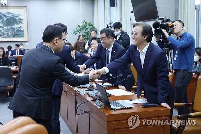 인사 나누는 국회 정개특위 여야 간사 (서울=연합뉴스) 임화영 기자 = 22일 오호 국회에서 열린 정치개혁특별위원회 전체회의에서 여야 간사인 이양수·전재수 의원이 인사를 나누고 있다. 정개특위에서는 이날 선거제 개편안이 가결됐다. 2023.3.22 hwayoung7@yna.co.kr