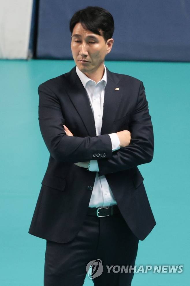 경기 지켜보는 권영민 감독 (서울=연합뉴스) 서대연 기자 = 22일 오후 서울 중구 장충체육관에서 프로배구 도드람 2022-2023 V리그 남자부 준플레이오프 우리카드와 한국전력의 경기. 3세트 한국전력 권영민 감독이 경기를 지켜보고 있다.
    2023.3.22 dwise@yna.co.kr