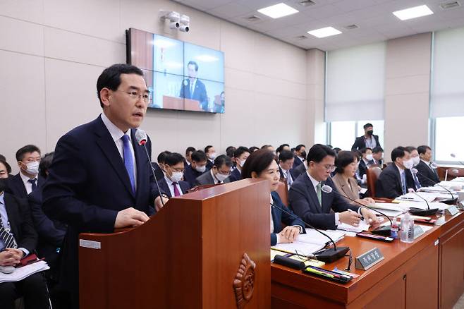 이창양 산업통상자원부 장관이 23일 오전 국회에서 열린 산업통상자원중소벤처기업위원회 전체회의에서 법률안 의결에 따른 인사말을 하고 있다. (사진=연합뉴스)