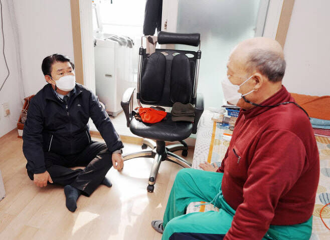 정용기 한국지역난방공사 사장(왼쪽)이 지난 2월6일 지역난방 열을 공급 받는 서울의 한 노후 임대아파트를 찾아 이곳 입주민과 올겨울 난방과 관련해 이야기를 나누고 있다. (사진=한난)