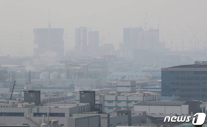 경기·인천에 올 봄 첫 황사경보가 발령된 23일 오후 경기 안산시 반월특수국가산업단지가 뿌연 모습을 보이고 있다. 2023.3.23/뉴스1 ⓒ News1 김영운 기자