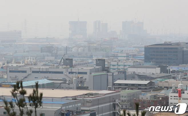 경기·인천에 올 봄 첫 황사경보가 발령된 23일 오후 경기 안산시 반월특수국가산업단지가 뿌연 모습을 보이고 있다. 2023.3.23/뉴스1 ⓒ News1 김영운 기자