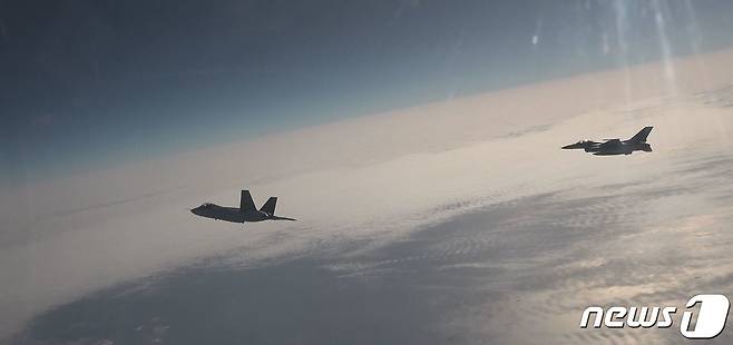 17일 한국형 전투기 KF-21 '보라매'가 초음속 비행하고 있다. (방위산업청 제공) 2023.1.17/뉴스1
