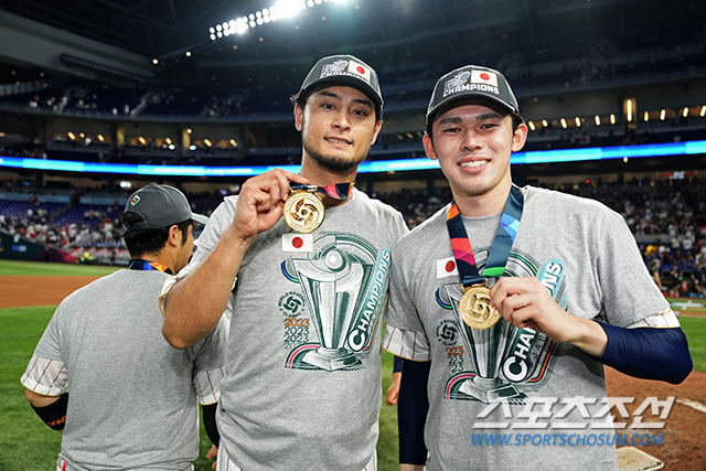 다르빗슈(왼쪽)와 사사키가 우승 메달을 걸고 기쁨을 만끽하는 모습. 사진출처=일본야구대표팀 홈페이지