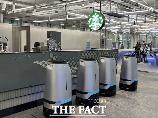 네이버 제2사옥 '1784' 내 스타벅스 매장 앞에 브레인리스 로봇 '루키'가 픽업을 기다리고 있다. /최문정 기자
