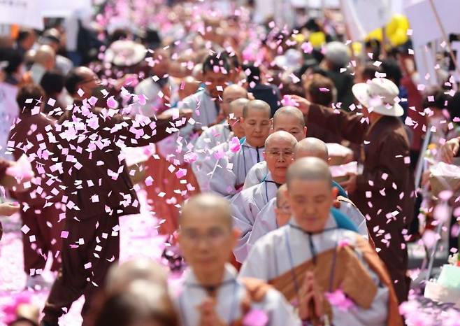 43일 동안 인도와 네팔에서 1167km 도보 성지 순례를 마친 상월결사 인도순례단원들이 23일 오후 불교 신자들의 환영을 받으며 회향식이 열리는 서울 종로구 조계사로 향하고 있다. [이미지출처=연합뉴스]