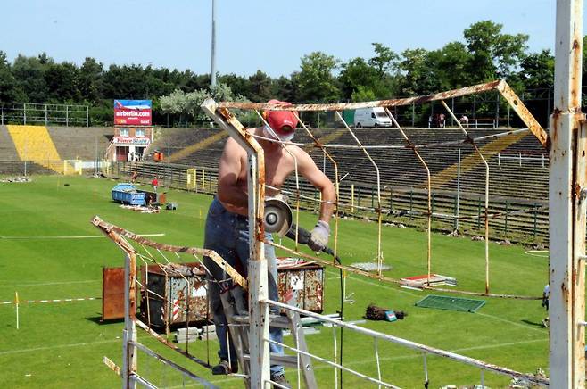 2008년 경기장 재건에 힘을 보태는 자원 봉사자의 모습. 2500여 명의 팬들이 14만 시간의 노동력을 투입했다. / 우니온 베를린