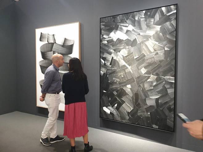 21일 홍콩 컨벤션센터에서 개막한 아트바젤 홍콩에 참여한 조현화랑 부스의 이배 작가 전시 모습./연합뉴스 제공