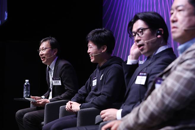 23일 서울 중구 웨스틴조선호텔에서 열린 '2023 유통산업포럼'에서 패널 토의에 참석한 김창주 리츠메이칸대 교수를 좌장으로 히로키 하다 베타 재팬 최고경영책임자,  타츠야 키타카와 그룹장, 임준형 신세계프라퍼티 리징(leasing) 담당이사./조선비즈