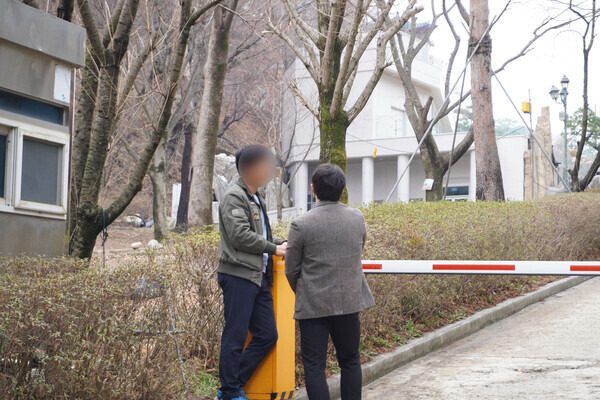 검경은 23일 정씨의 추가 성범죄 혐의와 관련 23일 충남 금산군 월명동 수련원과 관계자 주거지 등을 압수수색했다. 차단기로 입구를 지키고 있는 수련원 관계자들도 보였다. 사진=이태희 기자