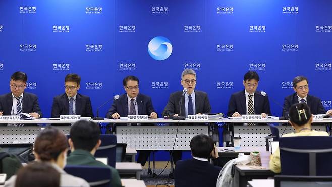 23일 오전 서울 중구 한국은행에서 열린 금융안정상황 설명회에서 김인구 금융안정국장(왼쪽 네번째)이 취재진 질문에 답하고 있다. 연합뉴스