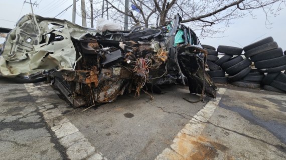 23일 낮 12시45분께 충남 서천군 마산면 지산리 서천공주고속도로 공주 방향 가덕터널 인근에서 승용차가 앞서가던 21t 화물차와 추돌해 승용차에 탑승하고 있던 남성 2명이 숨졌다. /사진=독자 송영훈 씨