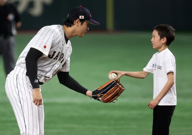 9일 오후 일본 도쿄돔에서 열렸던 2023 월드베이스볼클래식(WBC) B조 1라운드 중국과 일본의 경기에서 일본 대표팀 선발 오타니 쇼헤이가 등판에 앞서 볼보이에게 공을 받고 있다. 뉴스1