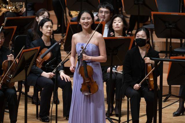 '부산엑스포 유치기원 한국일보-코리아타임스 신춘음악회'가 23일 서울 서초구 예술의전당 콘서트홀에서 열린 가운데 바이올리니스트 한수진이 관객에게 인사를 하고 있다. 최원석 기자