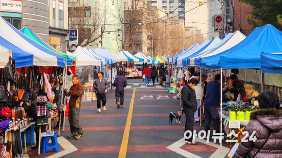 경기도 한 재래시장에서 시민들이 장을 보고 있는 모습. [사진=김태헌 기자]