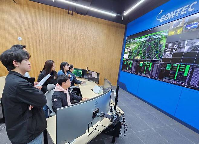 대전 유성구의 컨텍 2캠퍼스 내부에 마련된 위성 관제 시스템