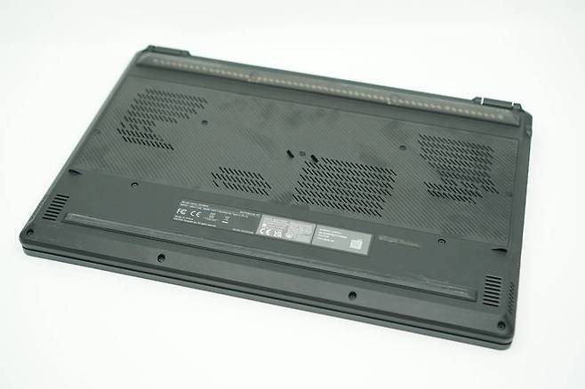 에이수스 ROG 제피러스 M16 후면 모습