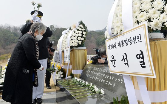지난해 3월 25일 국립대전현충원에서 열린 제7회 서해수호의 날 기념식에서 유족들이 천안함46용사 묘역을 찾아 참배하고 있다. 프리랜서 김성태