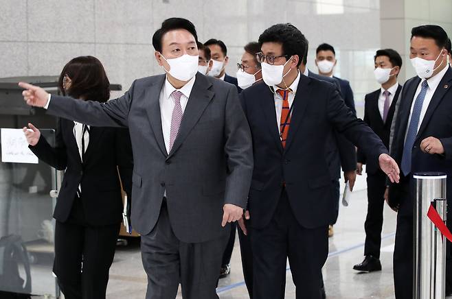 지난해 5월 윤석열 대통령이 용산 대통령실 청사 기자실을 방문하기 위해 이동하며, 김영태 국민소통관장과 대화를 나누고 있다. 뉴스1