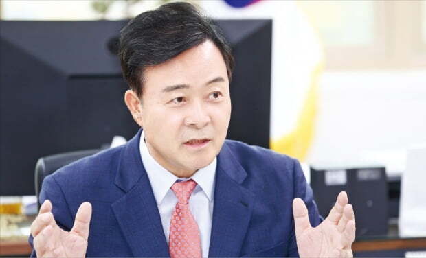 김성제 의왕시장은 한국경제신문과의 인터뷰에서 “첨단자족도시를 조성해 모든 시민의 삶의 질을 높이는 데 최선을 다하겠다”고 말했다.  의왕시 제공