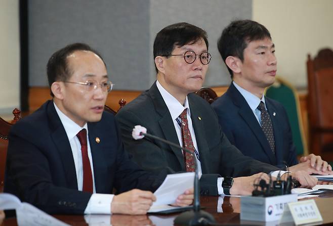 추경호 경제부총리 겸 기획재정부 장관(왼쪽)과 이창용 한국은행 총재(가운데), 이복현 금융감독원장이 23일 서울 명동 은행연합회관에서 비상거시경제금융회의를 하고 있다.  한국은행 제공