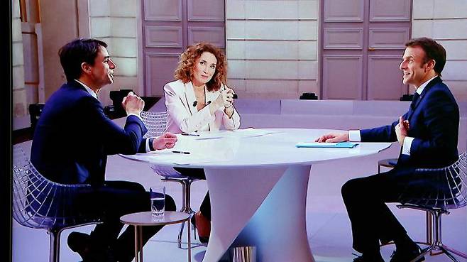 에마뉘엘 마크롱 프랑스 대통령(오른쪽)이 22일(현지시간) 파리 엘리제궁에서 연금개혁 법안 강행 처리 이후 처음으로 TV 방송 언론인들과 인터뷰를 하고 있다. AFP연합뉴스
