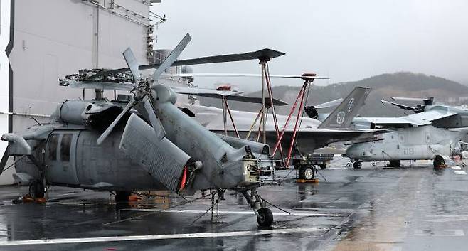 23일 부산작전기지에 입항해 있는 미 마킨 아일랜드함 갑판에 MH-60 시호크가 탑재돼 있다.