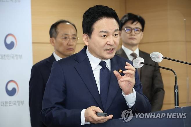 원희룡 국토부 장관이 지난 2월 2일 정부서울청사 브리핑실에서 전세사기 대책 관련 합동브리핑을 하고 있다. <연합뉴스>