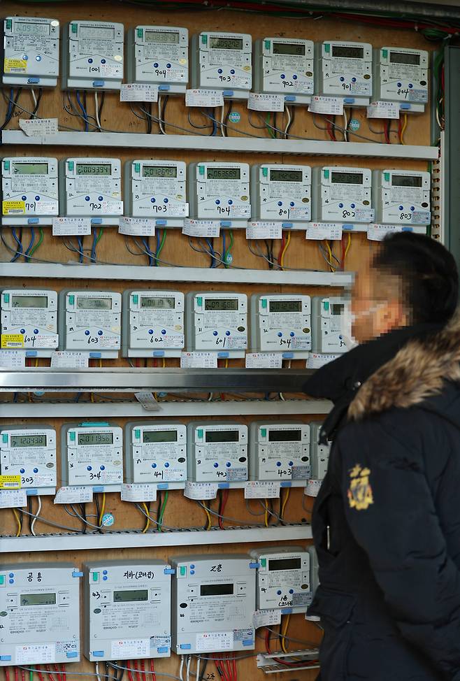 서울 시내의 한 오피스텔 건물에서 관계자가 전자식전력량계를 살펴보고 있다. [출처 : 연합뉴스]