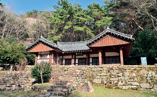 1986년 ‘왕인박사가 8세 때부터 수학하던 곳’이라고 주장하며 복원한 문산재.