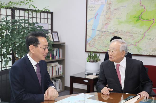 손경식(사진 오른쪽) 한국경영자총협회 회장이 23일 국회를 찾아 김도읍 국회 법제사법위원회 위원장과 회담을 가졌다. 손 회장은 이 자리에서 노란봉투법에 대한 경영계의 우려를 전달했다. [경총 제공]