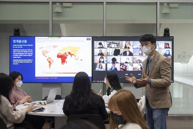 [서울=뉴시스] 이화여대 한 교수가 대면 및 비대면으로 수업에 참여한 학생들과 소통하며 수업 진행을 하고 있다. (사진=이화여자대학교 제공) 2023.03.23. photo@newsis.com *재판매 및 DB 금지