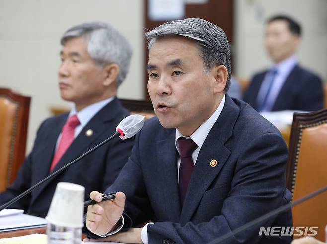 [서울=뉴시스] 전진환 기자 = 이종섭 국방부장관이 23일 오전 서울 여의도 국회에서 열린 국방위원회 전체회의에 출석해 윤후덕 더불어민주당 의원의 질의에 답하고 있다.  2023.03.23. amin2@newsis.com