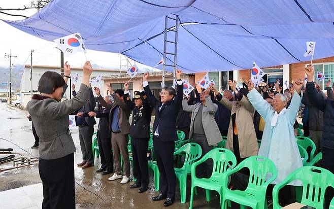 23일 전남 구례군 지상마을에서 김순호 군수와 주민 50여명이 만세를 외치고 있다. 구례군 제공 *재판매 및 DB 금지