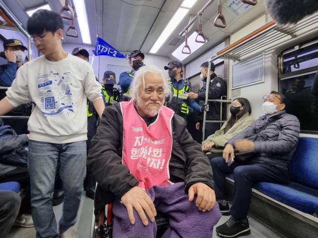 ▲23일 '420장애인차별철폐공동투쟁단' 출범식 관련 삼각지역 기자회견 직후 서울지하철 4호선 열차에 탑승한 박경석 전국장애인차별철폐연대 공동대표 ⓒ프레시안(한예섭)