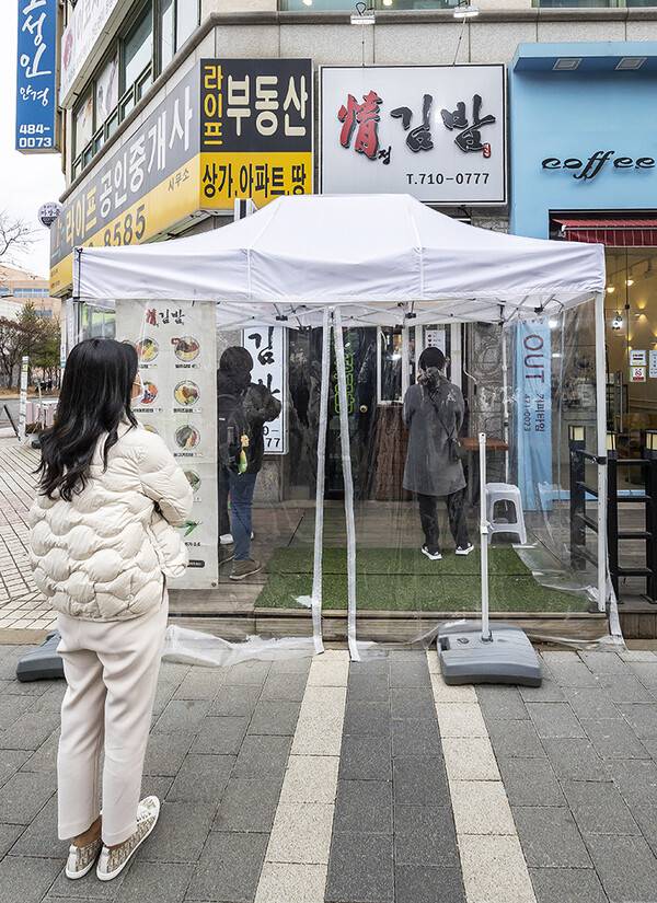 정김밥. 깔끔한 이미지 때문인지 여성 손님들이 눈에 많이 띄었다.
