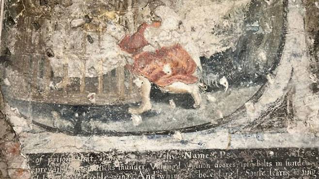 영국 요크시의 한 아파트에서 부엌 리모델링을 하던 중 400년 전 벽화가 발견돼 화제다. (사진=집주인 버드워스 트위터 캡쳐)