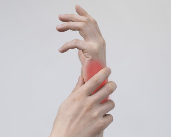 손목통증은 다양한 원인으로 발생할 수 있는데, 그 중 많은 사람들이 새끼손가락쪽 관절의 통증이 심한 척골충돌증후군으로 고생한다. 척골충돌증후군은 서양인보다 상대적으로 손목 요골보다 척골이 긴 동양인에게서 더 자주 발생한다.