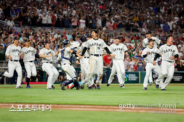 우승 확정 후의 일본 야구대표팀 / 사진=Gettyimages 제공