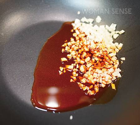 1 마늘은 편 썰고, 양파는 채 썰고, 배춧잎는 먹기 좋게 어슷썰기한다.