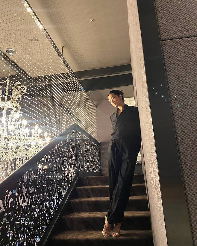 Cha Joo-Young posted several photos on the 23rd without any comment.In the open photo, Cha Joo-Young is showing off chic in all-black fashion. It is eye-catching to take a pose by holding a staircase railing.Hyejeong in the Netflix original The Gloria is admired for its luxurious elegance that does not come to mind.Stewardess Hyejeong Lee is not there yet, but actor Lim Ji-yeon admired it as Are you a model?Then, the netizens responded Is not it a statue ..., I can not see the picture ... I am blinded by my sisters appearance ... and Hyejeong is so beautiful.On the other hand, Cha Joo-young played the role of Choi Hyejeong, one of the perpetrators who gave hell to Moon Dong-eun (Song Hye-kyo) in The GloriaPhoto by Cha Joo-young