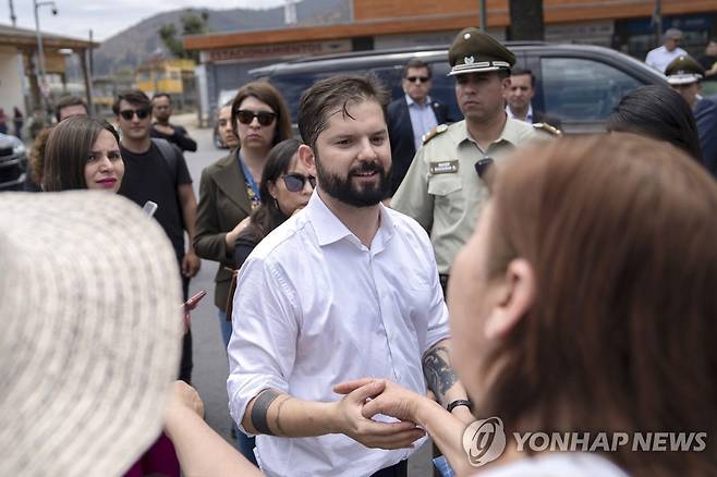 시민과 인사하는 가브리엘 보리치 칠레 대통령 [EPA 연합뉴스 자료사진. 재판매 및 DB 금지]