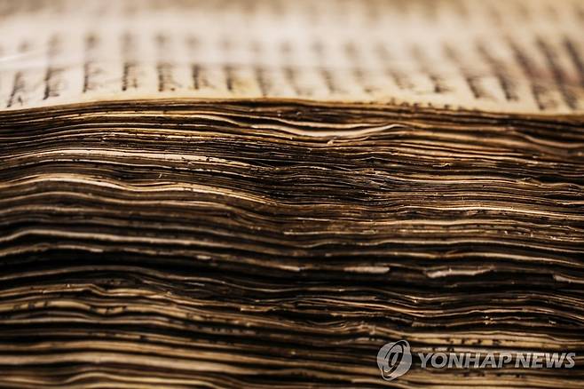 이스라엘 텔아비브 ANU 유대민족박물관에서 일반에 공개된 가장 오래된 히브리어 성경책 '코덱스 사순' [로이터 연합뉴스 자료사진. 재판매 및 DB 금지]