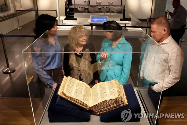 이스라엘 텔아비브 ANU 유대민족박물관에서 일반에 공개된 가장 오래된 히브리어 성경책 '코덱스 사순'을 관람하는 사람들. [AFP 연합뉴스 자료사진. 재판매 및 DB 금지]